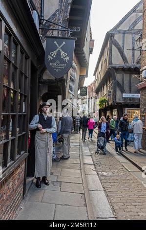 Lo York Ghost Merchants è un'attrazione turistica negli Shambles, all'interno della città medievale di York, nel nord dell'Inghilterra. York ha una reputazione per Foto Stock