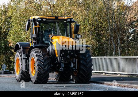 Intorno al Regno Unito - icona JCB Fastrac nella periferia di Chorley, Lancashire, Regno Unito Foto Stock