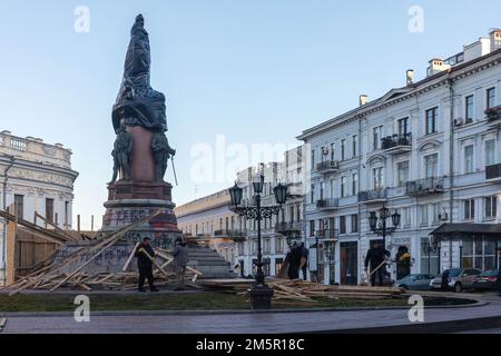 28 dicembre 2022, Odessa, Ucraina: I lavoratori smantellano le barriere di protezione in legno vicino al monumento all'imperatrice russa Caterina II a Odessa. L'Ucraina smantella la statua dell'imperatrice russa salutata Catherine the Great, che invase la Crimea quasi 250 anni prima che Vladimir Putin ordinasse le sue truppe oltre il confine. Ciò è seguito ad un voto pubblico in cui la maggioranza degli elettori ucraini (50,2%) ha sostenuto lo smantellamento. La statua è stata eretta nel 1900 a Odessa per celebrare il 100th° anniversario della fondazione della città. (Credit Image: © Mykhaylo Palinchak/SOPA Images via ZUMA Press Wire) Foto Stock