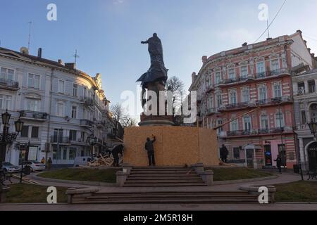 28 dicembre 2022, Odessa, Ucraina: I lavoratori stanno smantellando recinzioni protettive in compensato intorno al monumento a Caterina II L'Ucraina smantella la statua dell'imperatrice russa salutata Catherine the Great, che invase la Crimea quasi 250 anni prima che Vladimir Putin ordinasse le sue truppe oltre il confine. Ciò è seguito ad un voto pubblico in cui la maggioranza degli elettori ucraini (50,2%) ha sostenuto lo smantellamento. La statua è stata eretta nel 1900 a Odessa per celebrare il 100th° anniversario della fondazione della città. (Credit Image: © Mykhaylo Palinchak/SOPA Images via ZUMA Press Wire) Foto Stock