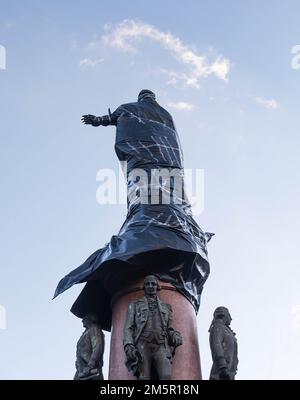 28 dicembre 2022, Odessa, Ucraina: Monumento all'imperatrice russa Caterina II coperto con una pellicola protettiva prima dello smantellamento. L'Ucraina smantella la statua dell'imperatrice russa salutata Catherine the Great, che invase la Crimea quasi 250 anni prima che Vladimir Putin ordinasse le sue truppe oltre il confine. Ciò è seguito ad un voto pubblico in cui la maggioranza degli elettori ucraini (50,2%) ha sostenuto lo smantellamento. La statua è stata eretta nel 1900 a Odessa per celebrare il 100th° anniversario della fondazione della città. (Credit Image: © Mykhaylo Palinchak/SOPA Images via ZUMA Press Wire) Foto Stock