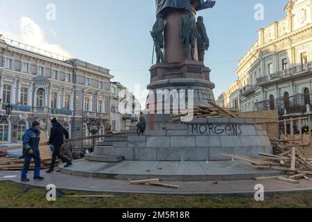 28 dicembre 2022, Odessa, Ucraina: I lavoratori preparano il monumento di Caterina II per lo smantellamento. L'Ucraina smantella la statua dell'imperatrice russa salutata Catherine the Great, che invase la Crimea quasi 250 anni prima che Vladimir Putin ordinasse le sue truppe oltre il confine. Ciò è seguito ad un voto pubblico in cui la maggioranza degli elettori ucraini (50,2%) ha sostenuto lo smantellamento. La statua è stata eretta nel 1900 a Odessa per celebrare il 100th° anniversario della fondazione della città. (Credit Image: © Mykhaylo Palinchak/SOPA Images via ZUMA Press Wire) Foto Stock