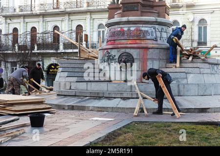 28 dicembre 2022, Odessa, Ucraina: I lavoratori disassemblano le recinzioni protettive del monumento di Caterina prima dello smantellamento. L'Ucraina smantella la statua dell'imperatrice russa salutata Catherine the Great, che invase la Crimea quasi 250 anni prima che Vladimir Putin ordinasse le sue truppe oltre il confine. Ciò è seguito ad un voto pubblico in cui la maggioranza degli elettori ucraini (50,2%) ha sostenuto lo smantellamento. La statua è stata eretta nel 1900 a Odessa per celebrare il 100th° anniversario della fondazione della città. (Credit Image: © Mykhaylo Palinchak/SOPA Images via ZUMA Press Wire) Foto Stock