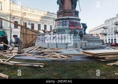 28 dicembre 2022, Odessa, Ucraina: Il piedistallo del monumento dell'imperatrice russa di Caterina II circondato da tavole lasciate dalla recinzione protettiva. L'Ucraina smantella la statua dell'imperatrice russa salutata Catherine the Great, che invase la Crimea quasi 250 anni prima che Vladimir Putin ordinasse le sue truppe oltre il confine. Ciò è seguito ad un voto pubblico in cui la maggioranza degli elettori ucraini (50,2%) ha sostenuto lo smantellamento. La statua è stata eretta nel 1900 a Odessa per celebrare il 100th° anniversario della fondazione della città. (Credit Image: © Mykhaylo Palinchak/SOPA Images via ZUMA Press Wire) Foto Stock