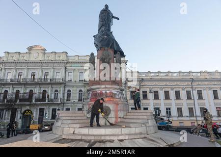 28 dicembre 2022, Odessa, Ucraina: Un operaio spazza il piedistallo del monumento di Caterina II dopo aver rimosso le recinzioni protettive e prima della demolizione del monumento. L'Ucraina smantella la statua dell'imperatrice russa salutata Catherine the Great, che invase la Crimea quasi 250 anni prima che Vladimir Putin ordinasse le sue truppe oltre il confine. Ciò è seguito ad un voto pubblico in cui la maggioranza degli elettori ucraini (50,2%) ha sostenuto lo smantellamento. La statua è stata eretta nel 1900 a Odessa per celebrare il 100th° anniversario della fondazione della città. (Credit Image: © Mykhaylo Palinchak/SOPA Images via ZUMA Press Foto Stock