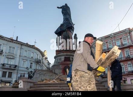 28 dicembre 2022, Odessa, Ucraina: I lavoratori trasportano via le tavole lasciate dopo lo smantellamento della barriera protettiva intorno al monumento all'imperatrice russa di Caterina II. L'Ucraina smantella la statua dell'imperatrice russa salutata Catherine the Great, che invase la Crimea quasi 250 anni prima che Vladimir Putin ordinasse le sue truppe oltre il confine. Ciò è seguito ad un voto pubblico in cui la maggioranza degli elettori ucraini (50,2%) ha sostenuto lo smantellamento. La statua è stata eretta nel 1900 a Odessa per celebrare il 100th° anniversario della fondazione della città. (Credit Image: © Mykhaylo Palinchak/SOPA Images via ZUMA Press Wir Foto Stock