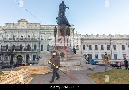 28 dicembre 2022, Odessa, Ucraina: Un operaio spazza il piedistallo del monumento di Caterina II dopo aver rimosso le recinzioni protettive e prima della demolizione del monumento. L'Ucraina smantella la statua dell'imperatrice russa salutata Catherine the Great, che invase la Crimea quasi 250 anni prima che Vladimir Putin ordinasse le sue truppe oltre il confine. Ciò è seguito ad un voto pubblico in cui la maggioranza degli elettori ucraini (50,2%) ha sostenuto lo smantellamento. La statua è stata eretta nel 1900 a Odessa per celebrare il 100th° anniversario della fondazione della città. (Credit Image: © Mykhaylo Palinchak/SOPA Images via ZUMA Press Foto Stock