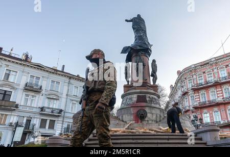 28 dicembre 2022, Odessa, Ucraina: Un soldato in mimetizzazione e con una mitragliatrice guardie ordine durante i preparativi per la demolizione del monumento all'imperatrice russa Caterina II L'Ucraina smantella la statua dell'imperatrice russa salutata Catherine the Great, che invase la Crimea quasi 250 anni prima che Vladimir Putin ordinasse le sue truppe oltre il confine. Ciò è seguito ad un voto pubblico in cui la maggioranza degli elettori ucraini (50,2%) ha sostenuto lo smantellamento. La statua è stata eretta nel 1900 a Odessa per celebrare il 100th° anniversario della fondazione della città. (Credit Image: © Mykhaylo Palinchak/SOPA Images vi Foto Stock