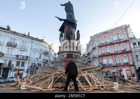 28 dicembre 2022, Odessa, Ucraina: Il piedistallo del monumento dell'imperatrice russa di Caterina II circondato da tavole lasciate dalla recinzione protettiva. L'Ucraina smantella la statua dell'imperatrice russa salutata Catherine the Great, che invase la Crimea quasi 250 anni prima che Vladimir Putin ordinasse le sue truppe oltre il confine. Ciò è seguito ad un voto pubblico in cui la maggioranza degli elettori ucraini (50,2%) ha sostenuto lo smantellamento. La statua è stata eretta nel 1900 a Odessa per celebrare il 100th° anniversario della fondazione della città. (Credit Image: © Mykhaylo Palinchak/SOPA Images via ZUMA Press Wire) Foto Stock