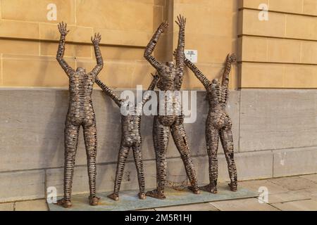 Bruxelles, Belgio: 5 novembre 2022: Scultura dell'artista congolese Freddy Tsimba al di fuori del Museo reale dell'Africa Centrale Foto Stock