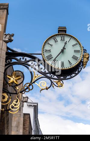 L'orologio di strada massiccia appeso al grado 11 elencati medievale St. Martin le Grand Church su Coney Street, nel centro storico di York, nel nort Foto Stock