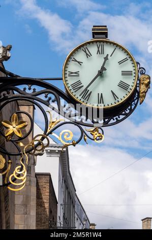 L'orologio di strada massiccia appeso al grado 11 elencati medievale St. Martin le Grand Church su Coney Street, nel centro storico di York, nel nort Foto Stock
