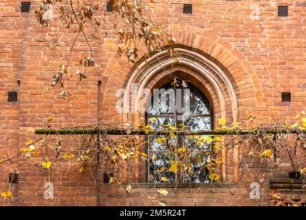 Particolare della finestra del borgo medievale al Parco del Valentino, Torino, Piemonte, regione del Nord Italia - Europa Foto Stock