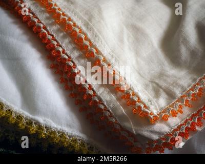 Esempi di pizzo ad ago tradizionale anatoliano. Ricamo intorno al fazzoletto bianco. Sciarpa ricamata con tallone. Foto Stock