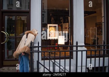 Londra, Regno Unito. 30th Dec, 2022. I tributi sono esposti nella finestra dei negozi di Dame Vivienne Westwood in Conduit St nel centro di Londra. Dame Vivienne Westwood, 81 anni, Fashion designer e attivista è morto in pace il 29th dicembre 2022 nella sua casa di Londra circondata dalla sua famiglia. Claire Doherty/Alamy Live News Foto Stock