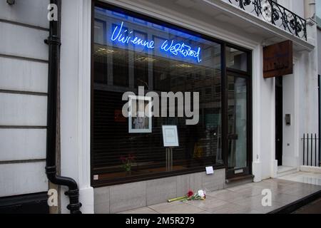 Londra, Regno Unito. 30th Dec, 2022. I tributi sono esposti nella finestra dei negozi di Dame Vivienne Westwood in Conduit St nel centro di Londra. Dame Vivienne Westwood, 81 anni, Fashion designer e attivista è morto in pace il 29th dicembre 2022 nella sua casa di Londra circondata dalla sua famiglia. Claire Doherty/Alamy Live News Foto Stock