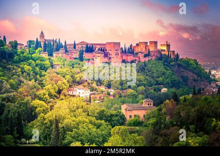 Granada, Spagna. Amous antica fortezza araba Alhambra in bella luce del sole, punto di riferimento del viaggio europeo Foto Stock