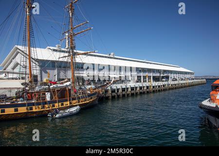 Barca a vela al Molo di Elizabeth Street nell'area del porto di Hobart, la capitale della Tasmania Foto Stock