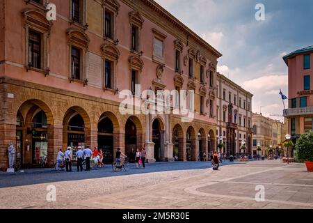 PADOVA, ITALIA - AGOSTO 11,2009: Elegante strada a Padova vicino a Palazzo Moroni con persone che camminano e lavorano Foto Stock