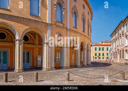 Elegante curva neoclassica del Teatro Verdi si erge sopra una piazza acciottolata nella storica Padova. Foto Stock