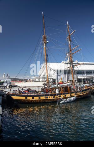 Barca a vela al Molo di Elizabeth Street nell'area del porto di Hobart, la capitale della Tasmania Foto Stock