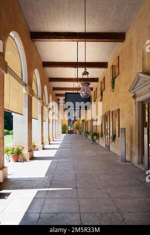 Fanzolo, Treviso Italia - 8 15 2009: Particolare di un colonnato di Villa Emo a Fanzolo di Vedelago (Treviso) , progettato da Andrea Palladio nel 1558 circa. Foto Stock