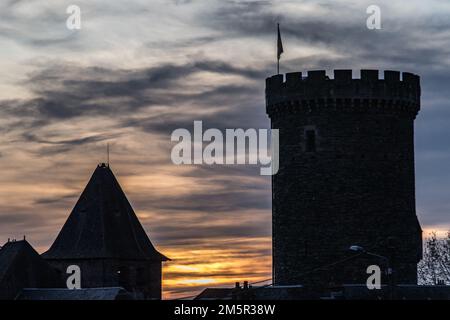 Coucher de soleil sur la tour César et l'église Saint Jean Baptiste de la Décollation Foto Stock