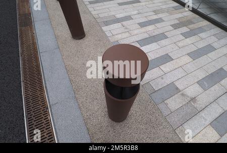 pavimento con mobili da strada, tombola e piastrelle di pietra Foto Stock