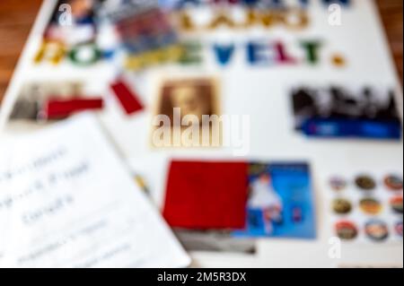 Lavagna poster con foto e testo del libro della scuola defocused. Relazione scritta in cima. Foto Stock