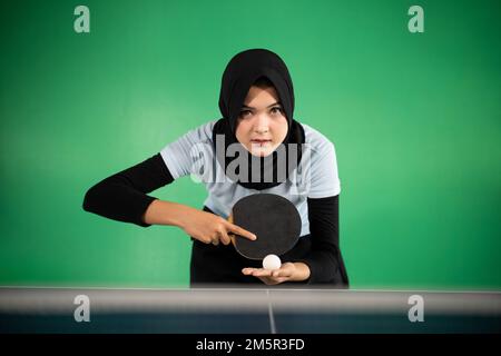 atleta in hijab preparazione per servire Foto Stock