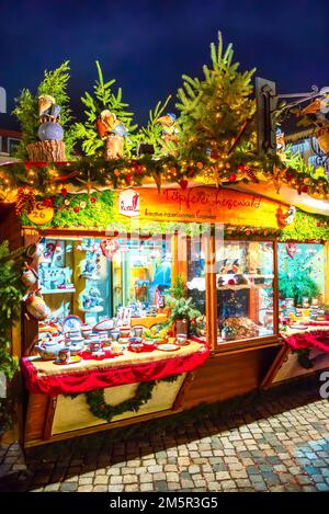 Dresda, Sassonia / Germania - 2016 dicembre: Bel mercatino di Natale Striezelmarkt a Dresda, Germania. Fiera di Natale, tradizioni europee. Foto Stock