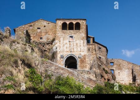 Torre d'ingresso porta Santa Maria Civita di Bagnoregio, paese collinare Lazio, su scogliera in tufo eroso Foto Stock