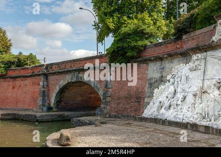 Les Ponts-Jumeaux - Vista di un bassorilievo tra i ponti lato sud dal Tolosa artista Francois Lucas nel 1775 Foto Stock