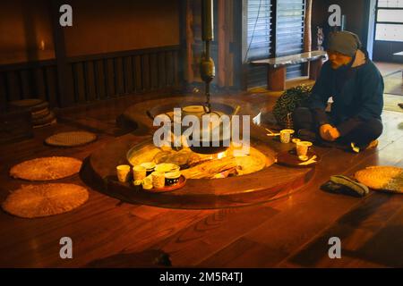 Il Amazake-Chaya Teahouse ha mantenuto il suo fascino risalente agli inizi del 1600s. L'entrata ha ancora il pavimento duro della terra dove i tavoli di legno un Foto Stock