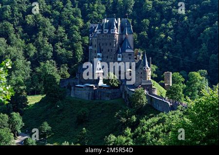 Una vista panoramica del castello di Eltz (in tedesco: Burg Eltz) circondato da fitte foreste a Treviri, Germania Foto Stock