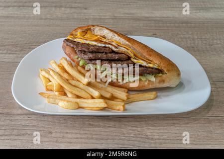 Medio Oriente dishe culinary Still Life. Sandwich con 4 bistecche tritate e patatine fritte Foto Stock