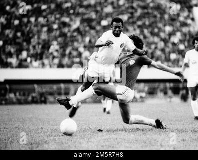 4 marzo 1974 - Santos, Brasile - il calciatore brasiliano EDSON NASCIMENTO 'PELE' è scattato da un avversario mentre va dopo la palla durante una partita di calcio. (Credit Image: © Keystone Press Agency/ZUMA Press Wire) Foto Stock