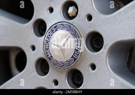 Bobruisk, Bielorussia - 17 settembre 2022: Logo Mercedes Benz su un cerchio in lega d'argento. Foto Stock