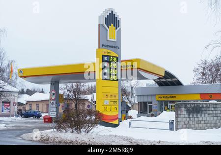 Bobruisk, Bielorussia, 13 dicembre 2022: Distributore di benzina Rosneft in città, in inverno. Foto Stock