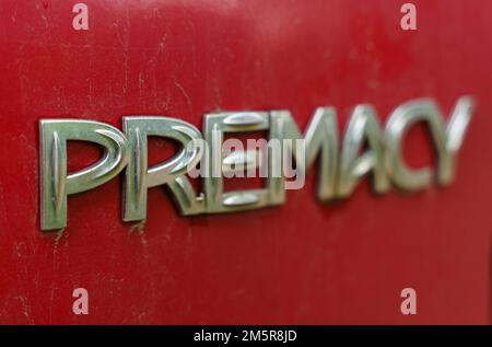 Bobruisk, Belarus, 27 luglio 2022: Primo piano della scritta del Premacy arrugginita sul corpo di una Mazda rossa del '99. Foto Stock