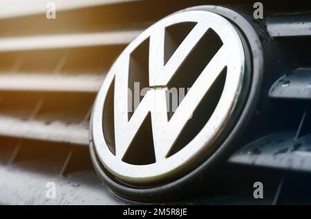 Bobruisk, Bielorussia, 27 luglio 2022: Primo piano del logo Volkswagen auto al sole. Foto Stock