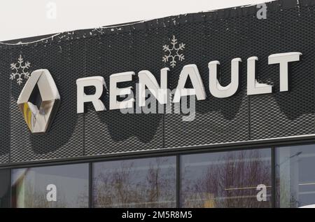Bobruisk, Bielorussia, 17 dicembre 2022: Logo del marchio Renault sulla parete della concessionaria, in inverno. Foto Stock