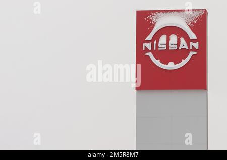 Bobruisk, Bielorussia, 17 dicembre 2022: Cartellone Nissan Motor Corporation vicino allo showroom auto Foto Stock