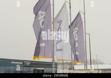 Bobruisk, Bielorussia, 17 dicembre 2022: Bandiere della concessionaria auto Lada in inverno sullo sfondo dell'edificio Foto Stock