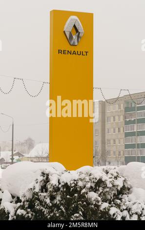 Bobruisk, Bielorussia, 17 dicembre 2022: Cartellone Renault vicino ad una concessionaria auto in inverno. Foto Stock