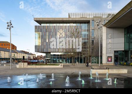 Doncaster Civic and Cultural Quarter - Doncaster Council Offices and Cast Theatre - Sir Nigel Gresley Square, Doncaster, South Yorkshire, England, UK Foto Stock