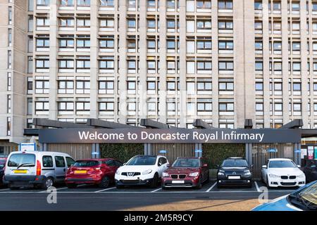 Ingresso principale della Doncaster Royal Infirmary, Doncaster, South Yorkshire, Inghilterra, Regno Unito (targhe e volti oscurati per la privacy) Foto Stock