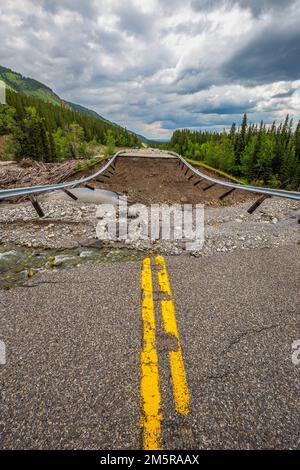 Un tratto dell'autostrada 40 nell'Alberta meridionale è stato spazzato via da un grave evento di alluvione nel giugno 2013 Foto Stock