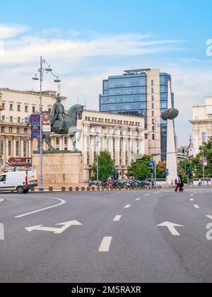 Bucarest, Romania - Agosto 2022: Statua equestre di Carol i di fronte alla Biblioteca Centrale Universitaria situata in Piazza della Rivoluzione e Memoriale di Reb Foto Stock