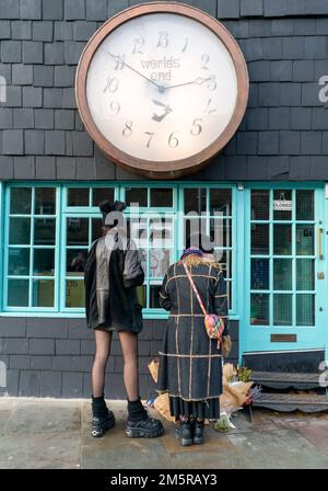 Membri del pubblico presso il negozio Vivienne Westwood Worlds End di Kings Road dopo la sua morte avvenuta il 30 dicembre 2022 a Londra, Foto Stock